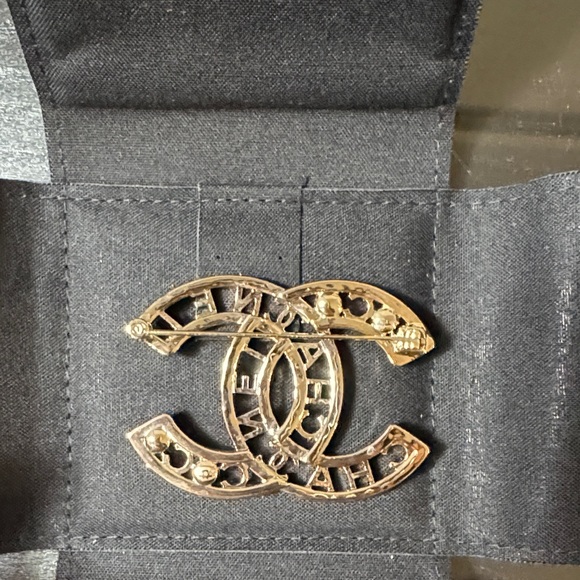 CHANEL Gold and Pearl Brooch - Picture 5 of 10